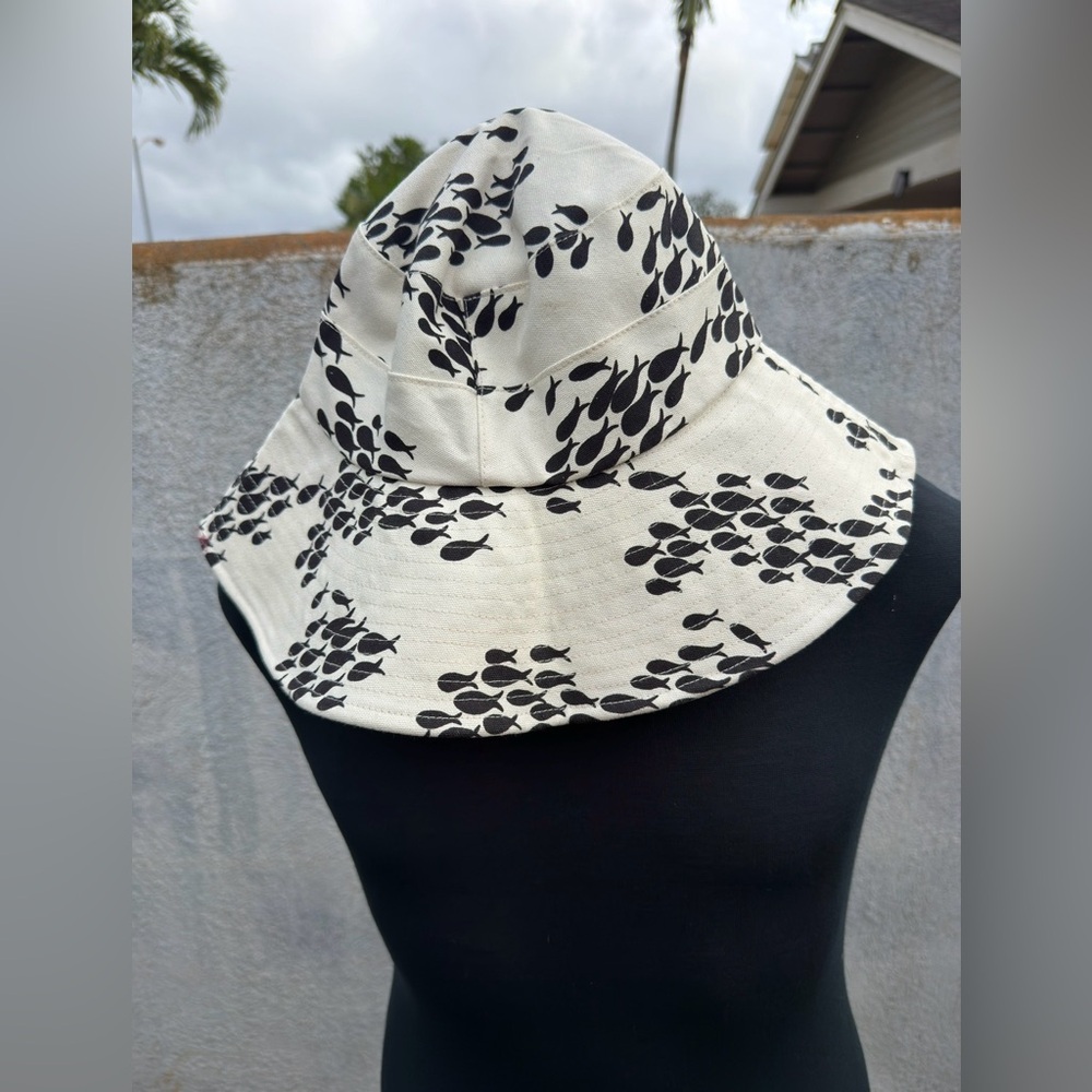 PreOwned Fighting Eel Bucket Hat 60  Beige With Black Fish